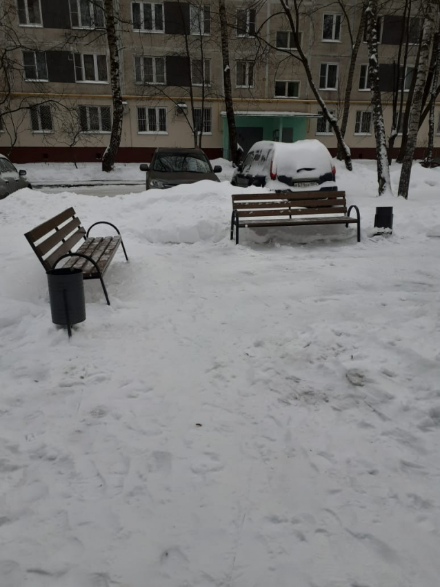 Во дворе ставят. Грязный двор с лавочкой. Труп женщины на лавочке во дворе дома Перовская 56/55. Скользко на Студеном проезде. Труп в Медведково Студёный.