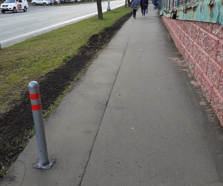 Установленный парковочный столб не позволит автомобилистам выезжать на газон в проезде Шокальского