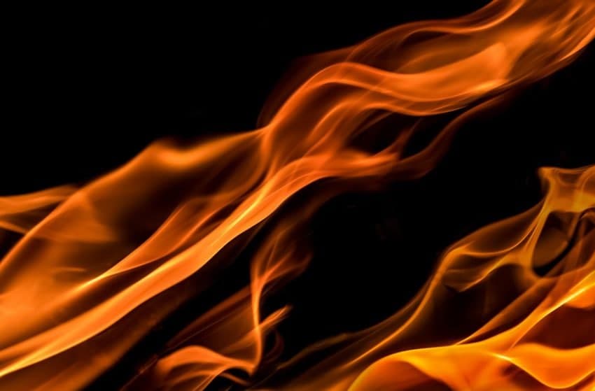 В пожаре на Заревом пострадал один человек